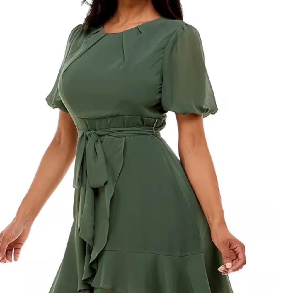 Size S • Like new condition • B Darlin SUPER CUTE FORMAL DRESS 💚 💚